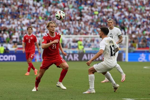 im Zweikampf, Aktion, mit Morten Hjulmand 21 (Daenemark), Erik Janza 13 (Slowenien), Slowenien vs. Daenemark, Fussball, UEFA EURO, EM, Europameisterschaft,Fussball 2024, Gruppenphase, 1. Spieltag, 16.06.2024 Stuttgart Baden-Wuerttemberg Deutschland