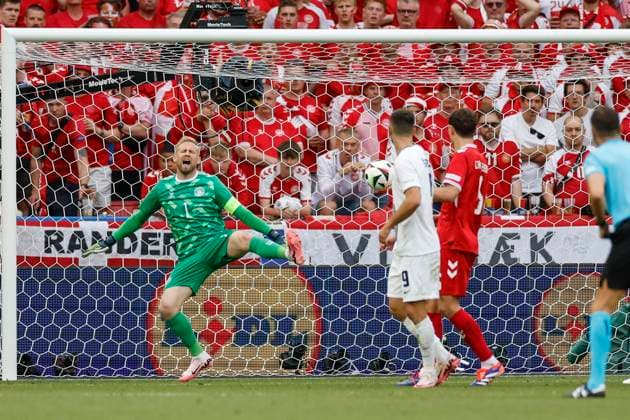 16.06.2024, Fussball, Europameisterschaft, Slovenia - Denmark, GER, Stuttgart, Football Arena, Bild: v. li. Goalkeeper Kasper Schmeichel (Denmark, 1) is showing the ball from Erik Janza (Slovenia, 13), at the goal, 1:1, Copyright: HMBxMedia xHeikoxBecker