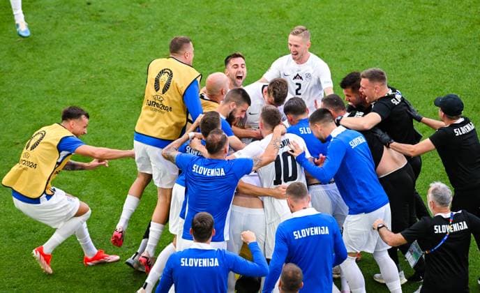 Torjubel von Slowenien, UEFA EURO, EM, Europameisterschaft,Fussball 2024 - Group C, Slovenia vs Denmark, Arena Stuttgart am 16. June 2024 in Stuttgart, Deutschland. (Foto von Silas Schueller DeFodi Images) Goal celebration of Slovenia, UEFA EURO 2024 - Group C, Slovenia vs Denmark, Arena Stuttgart on June 16, 2024 in Stuttgart, Germany. (Photo by Silas Schueller DeFodi Images) Defodi-0581897541st