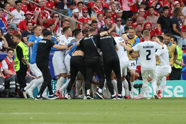 Torjubel zum 1:1 Ausgleichstreffer durch Torschützen Erik Janza (Slowenien, Nr.13) und der Ersatzbank, Vorrundenspiel M06, SVN - DEN, Gruppe C, Fussball Europameisterschaft, Slowenien gegen Dänemark, European Football Championship, Slovenia vs. Denmark, Stuttgart, 16.06.2024, -