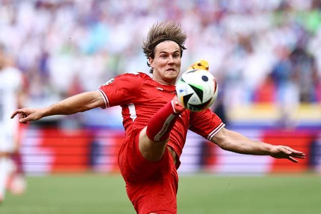 Joachim Andersen of Denmark Slovenia v Denmark, UEFA European Championship, EM, Europameisterschaft 2024, Group C, Football, Stuttgart Arena, Stuttgart, Germany, 16 Jun 2024 EDITORIAL USE ONLY No use with unauthorised audio, video, data, fixture lists, club league logos or live services. Online in-match use limited to 120 images, no video emulation. No use in betting, games or single club league player publications. Copyright: xMichaelxZemanek Shutterstockx 14539399fc
