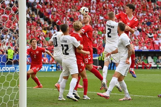 Torchance Andreas CHRISTENSEN (DEN), Kopfball,.Strafraumszene, Aktion,Zweikampf gegen Zan KARNICNIK (SVN), li:Jonas WIND (DEN), Gruppenphase Gruppe C Slowenien (SVN) - Daenemark (DEN) 1-1 am 16.06.2024, Stuttgart Arena. Fussball UEFA EURO, EM, Europameisterschaft,Fussball 2024 GERMANY vom 14.06.2024 - 14.07.2024. Â