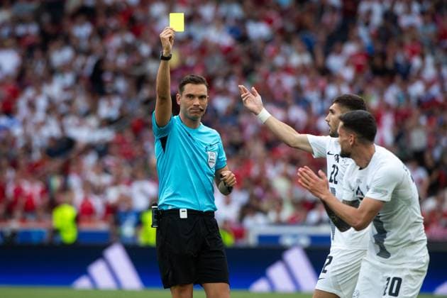 Schiedsrichter Sandro Schaerer (Schweiz) zeigt Petar Stojanovic (Slowenien, 20) die gelbe Karte, GER, Slovenia (SVN) vs Denmark (DEN), Fussball Europameisterschaft, UEFA EURO, EM, Europameisterschaft,Fussball 2024, Gruppe C, 1. Spieltag, 16.06.2024 GER, Slovenia (SVN) vs Denmark (DEN), Fussball Europameisterschaft, UEFA EURO 2024, Gruppe C, 1. Spieltag, 16.06.2024 Stuttgart Copyright: xEibner-Pressefoto Memmlerx EP_MMR