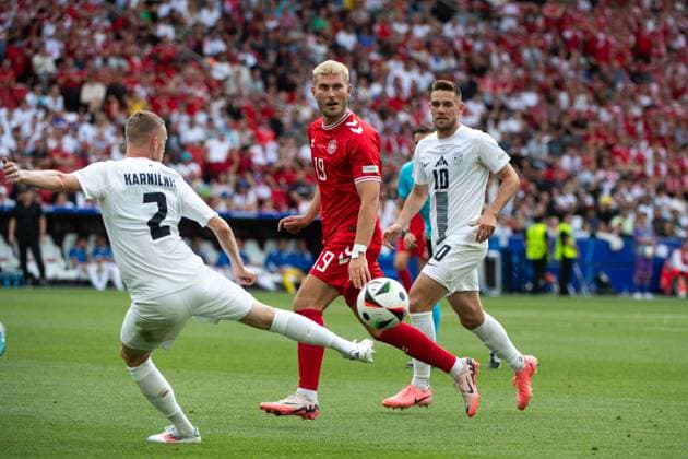 Jonas Older Wind (Daenemark, 19) im Zweikampf mit Zan Karnicnik (Slowenien, 02), GER, Slovenia (SVN) vs Denmark (DEN), Fussball Europameisterschaft, UEFA EURO, EM, Europameisterschaft,Fussball 2024, Gruppe C, 1. Spieltag, 16.06.2024 GER, Slovenia (SVN) vs Denmark (DEN), Fussball Europameisterschaft, UEFA EURO 2024, Gruppe C, 1. Spieltag, 16.06.2024 Stuttgart Copyright: xEibner-Pressefoto Memmlerx EP_MMR