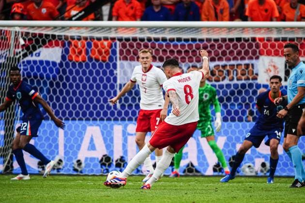 Torschuss Torchance Jakub Moder (Polen, 08) GER, Polen vs. Niederlande, Fussball Europameisterschaft, UEFA EURO, EM, Europameisterschaft,Fussball 2024, Spieltag 1, 16.06.2024 GER, Polen vs. Niederlande, Fussball Europameisterschaft, UEFA Euro 2024, Spieltag 1, 16.06.2024 Hamburg Copyright: xEibner-Pressefoto MarcelxvonxFehrnx EP_MFN