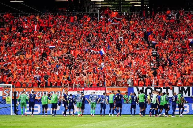 Niederlande feiert jubelt mit den Fans nach Sieg Spielende GER, Polen vs. Niederlande, Fussball Europameisterschaft, UEFA EURO, EM, Europameisterschaft,Fussball 2024, Spieltag 1, 16.06.2024 GER, Polen vs. Niederlande, Fussball Europameisterschaft, UEFA Euro 2024, Spieltag 1, 16.06.2024 Hamburg Copyright: xEibner-Pressefoto MarcelxvonxFehrnx EP_MFN