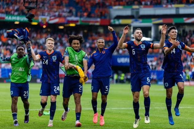 Poland v Netherlands - UEFA EURO, EM, Europameisterschaft,Fussball 2024 Steven Bergwijn, Jerdy Schouten, Joshua Zirkzee, Nathan Ake, Stefan De Vrij, Tijjani Reijnders are are celebrating victory during the UEFA Euro 2024 Group D match between Poland v Netherlands, at the stadium in Hamburg, Germany, on June 16, 2024. Hamburg Germany Copyright: xAndrzejxIwanczukx originalFilename:iwanczuk-polandvn240616_npwcc.jpg