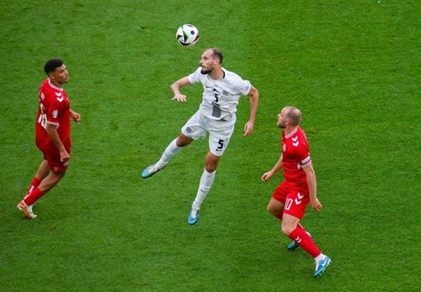 Jon Gorenc Stanković (Slovenia), Christian Eriksen (Denmark) und Alexander Bah (Denmark) kaempfen um den Ball, UEFA EURO, EM, Europameisterschaft,Fussball 2024 - Group C, Slovenia vs Denmark, Arena Stuttgart am 16. June 2024 in Stuttgart, Deutschland. (Foto von Silas Schueller DeFodi Images) Jon Gorenc Stanković (Slovenia), Christian Eriksen (Denmark) und Alexander Bah (Denmark) battle for the ball, UEFA EURO 2024 - Group C, Slovenia vs Denmark, Arena Stuttgart on June 16, 2024 in Stuttgart, Germany. (Photo by Silas Schueller DeFodi Images) Defodi-0581911621st