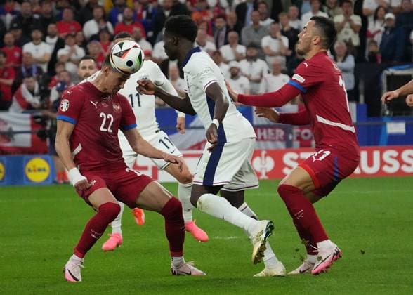 GER, EM UEFA 2024, Group C, Serbia vs England 16.06.2024, Veltins Arena, Gelsenkirchen, GER, EM UEFA 2024, Group C, Serbia vs England, im Bild Saša Lukić (Serbia), Bukayo Saka (England), Filip Kostić (Serbia)