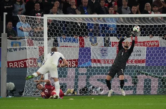 GER, EM UEFA 2024, Group C, Serbia vs England 16.06.2024, Veltins Arena, Gelsenkirchen, GER, EM UEFA 2024, Group C, Serbia vs England, im Bild Miloš Veljković (Serbia), Harry Kane (England), Torwart Predrag Rajković (Serbia)