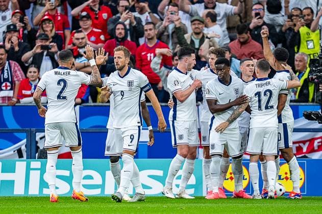 Tor zum 0:1 durch Jude Bellingham (England, 10) hier Bukayo Saka (England, 7) Marc Guehi (England, 6) Kieran Trippier (England, 12) Harry Kane (England, 9) Serbien vs. England, Herren, Fussball, 1. Spieltag, EURO 2024, 16.06.2024, Europameisterschaft, Gruppe C Serbien vs. England, Herren, Fussball, 1. Spieltag, EURO 2024, 16.06.2024, Europameisterschaft, Gruppe C Gelsenkirchen Copyright: xEibner-Pressefoto BahhoxKarax EP_SRB