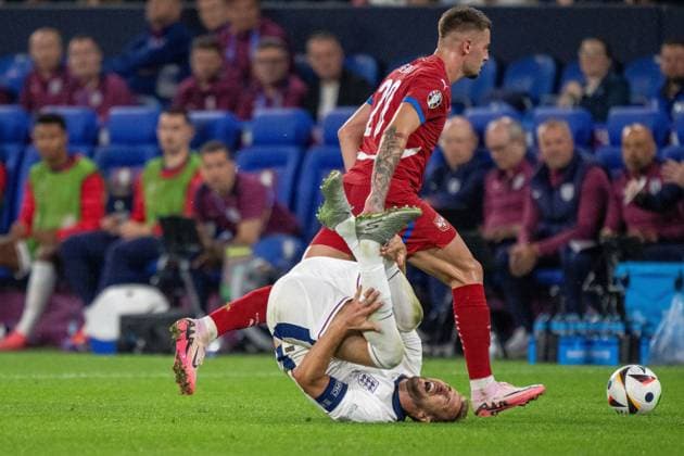 GER, EURO 2024, Group C, Serbien (SRB) vs England (GBR) 16.06.2024, Arena AufSchalke, Gelsenkirchen, GER, EURO 2024, Group C, Serbien (SRB) vs England (GBR) Im Bild: Sergej Milinkovic-Savic (Serbien SRB, 20); bringt Harry Kane (England GBR, 09); zu Fall im Zweikampf, Duell, Dynamik, Aktion, Action, Spielszene; Gestik, Mimik, Emotionen;