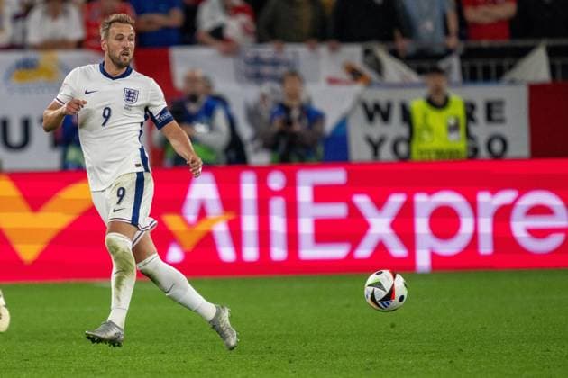 GER, EURO 2024, Group C, Serbien (SRB) vs England (GBR) 16.06.2024, Arena AufSchalke, Gelsenkirchen, GER, EURO 2024, Group C, Serbien (SRB) vs England (GBR) Im Bild: Harry Kane (England GBR, 09); der Ball läuft vorbei Einzelaktion, Ganzkörper Ganzkoerper; Freisteller, Einzelbild, Aktion, Action, Spielszene; Gestik, Mimik, Emotionen;