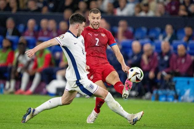 GER, EURO 2024, Group C, Serbien (SRB) vs England (GBR) 16.06.2024, Arena AufSchalke, Gelsenkirchen, GER, EURO 2024, Group C, Serbien (SRB) vs England (GBR) Im Bild: Strahinja Pavlovic (Serbien SRB, 02); Declan Rice (England GBR, 04); im Zweikampf, Duell, Dynamik, Aktion, Action, Spielszene; Gestik, Mimik, Emotionen;