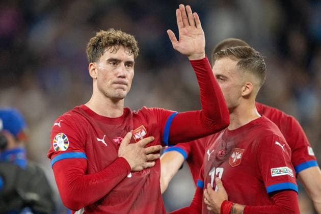 GER, EURO 2024, Group C, Serbien (SRB) vs England (GBR) 16.06.2024, Arena AufSchalke, Gelsenkirchen, GER, EURO 2024, Group C, Serbien (SRB) vs England (GBR) Im Bild: Dank an die mitgereisten Fans Dusan Vlahovic (Serbien SRB, 07); Gestik, Mimik, Emotionen; Einzelaktion, Halbkörper Halbkoerper; Freisteller, Einzelbild, Aktion, Action, Spielszene; Hand auf dem Wappen