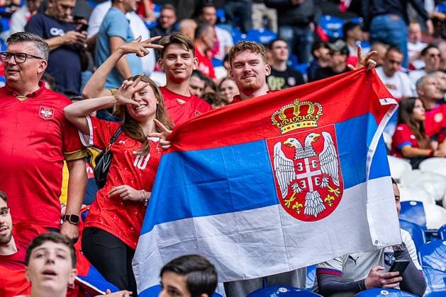 Fans von Serbien mit Flagge Serbien vs. England, Herren, Fussball, 1. Spieltag, EURO 2024, 16.06.2024, Europameisterschaft, Gruppe C Serbien vs. England, Herren, Fussball, 1. Spieltag, EURO 2024, 16.06.2024, Europameisterschaft, Gruppe C Gelsenkirchen Copyright: xEibner-Pressefoto BahhoxKarax EP_SRB