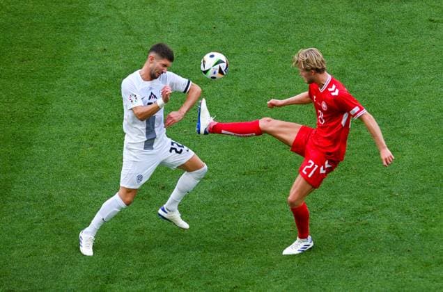Adam Gnezda Cerin (Slovenia) und Morten Hjulmand (Denmark) im Zweikampf, UEFA EURO, EM, Europameisterschaft,Fussball 2024 - Group C, Slovenia vs Denmark, Arena Stuttgart am 16. June 2024 in Stuttgart, Deutschland. (Foto von Silas Schueller DeFodi Images) Adam Gnezda Cerin (Slovenia) und Morten Hjulmand (Denmark) battle for the ball, UEFA EURO 2024 - Group C, Slovenia vs Denmark, Arena Stuttgart on June 16, 2024 in Stuttgart, Germany. (Photo by Silas Schueller DeFodi Images) Defodi-0582007518st