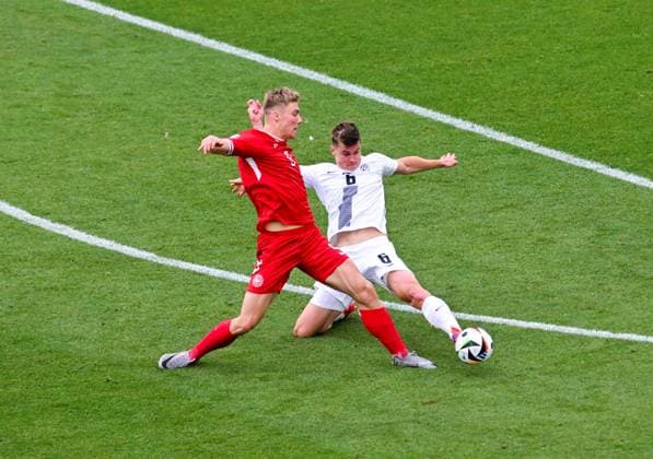 Rasmus Hojlund (Denmark) und Jaka Bijol (Slovenia) im Zweikampf, UEFA EURO, EM, Europameisterschaft,Fussball 2024 - Group C, Slovenia vs Denmark, Arena Stuttgart am 16. June 2024 in Stuttgart, Deutschland. (Foto von Silas Schueller DeFodi Images) Rasmus Hojlund (Denmark) und Jaka Bijol (Slovenia) battle for the ball, UEFA EURO 2024 - Group C, Slovenia vs Denmark, Arena Stuttgart on June 16, 2024 in Stuttgart, Germany. (Photo by Silas Schueller DeFodi Images) Defodi-0582007660st