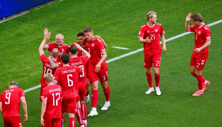 Joachim Andersen (Denmark), Morten Hjulmand (Denmark), Jannik Vestergaard (Denmark), Alexander Bah (Denmark), Jonas Wind (Denmark), Christian Eriksen (Denmark) und Andreas Christensen (Denmark) bejubeln das Tor ihrer Mannschaft, UEFA EURO, EM, Europameisterschaft,Fussball 2024 - Group C, Slovenia vs Denmark, Arena Stuttgart am 16. June 2024 in Stuttgart, Deutschland. (Foto von Silas Schueller DeFodi Images) Joachim Andersen (Denmark), Morten Hjulmand (Denmark), Jannik Vestergaard (Denmark), Alexander Bah (Denmark), Jonas Wind (Denmark), Christian Eriksen (Denmark) und Andreas Christensen (Denmark) celebrate their goal, UEFA EURO 2024 - Group C, Slovenia vs Denmark, Arena Stuttgart on June 16, 2024 in Stuttgart, Germany. (Photo by Silas Schueller DeFodi Images) Defodi-0582008453st