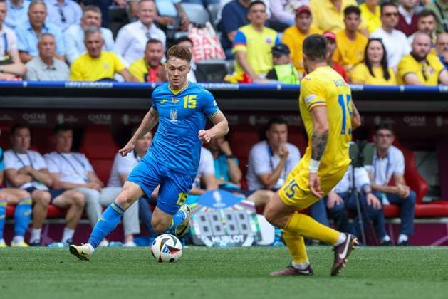 im Zweikampf, Aktion, mit Viktor Tsygankov 15 (Ukarine), Andrei Burca 15 (Romaenien), Rumaenien vs. Ukraine Fussball, UEFA EURO, EM, Europameisterschaft,Fussball 2024, Gruppenphase, 1. Spieltag, 17.06.2024 Muenchen Bayern Deutschland