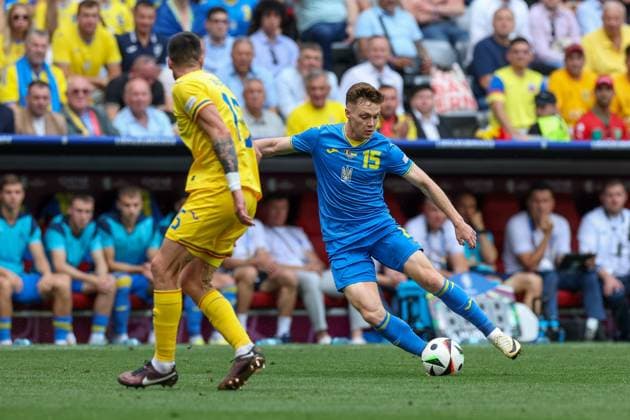 im Zweikampf, Aktion, mit Andrei Burca 15 (Romaenien), Viktor Tsygankov 15 (Ukarine), Rumaenien vs. Ukraine Fussball, UEFA EURO, EM, Europameisterschaft,Fussball 2024, Gruppenphase, 1. Spieltag, 17.06.2024 Muenchen Bayern Deutschland