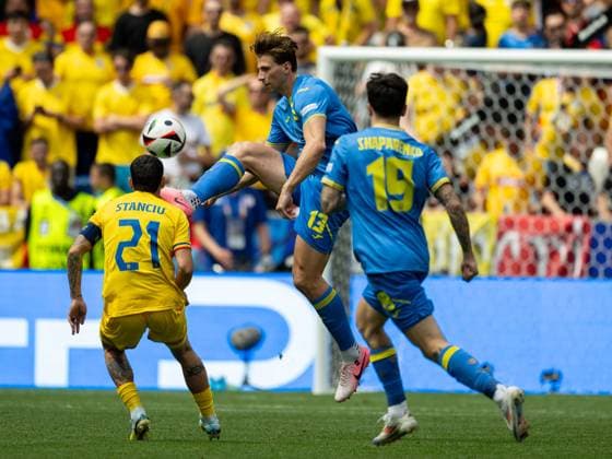 Nicolae Claudiu Stanciu (Rumaenien, 21) , Illia Zabarnyi (Ukraine, 13), Mykola Shaparenko (Ukraine, 19), GER, Rumaenien vs. Ukraine, Fussball Europameisterschaft, UEFA EURO, EM, Europameisterschaft,Fussball 2024, Gruppe E, 1. Spieltag, 17.06.2024, GER, Rumaenien vs. Ukraine, Fussball Europameisterschaft, UEFA EURO 2024, Gruppe E, 1. Spieltag, 17.06.2024 Muenchen Copyright: xEibner-Pressefoto SaschaxWaltherx EP_SWA