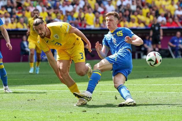 im Zweikampf, Aktion, mit Radu Dragușin 3 (Romaenien), Viktor Tsygankov 15 (Ukarine), Rumaenien vs. Ukraine Fussball, UEFA EURO, EM, Europameisterschaft,Fussball 2024, Gruppenphase, 1. Spieltag, 17.06.2024 Muenchen Bayern Deutschland