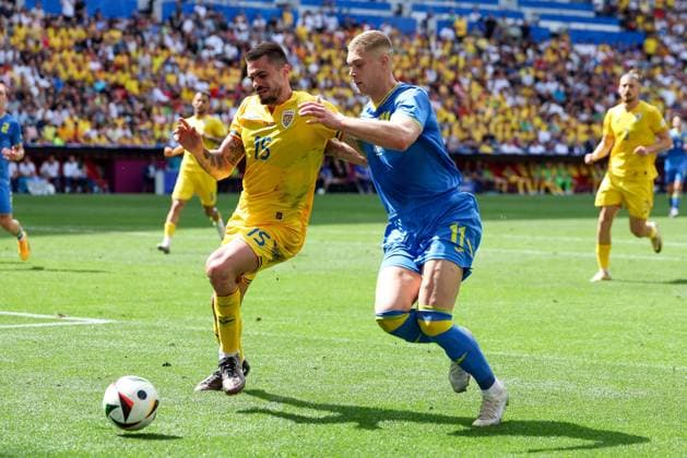 im Zweikampf, Aktion, mit Andrei Burca 15 (Romaenien), Artem Dovbyk 11 (Ukarine), Rumaenien vs. Ukraine Fussball, UEFA EURO, EM, Europameisterschaft,Fussball 2024, Gruppenphase, 1. Spieltag, 17.06.2024 Muenchen Bayern Deutschland