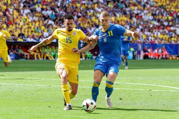 im Zweikampf, Aktion, mit Andrei Burca 15 (Romaenien), Artem Dovbyk 11 (Ukarine), Rumaenien vs. Ukraine Fussball, UEFA EURO, EM, Europameisterschaft,Fussball 2024, Gruppenphase, 1. Spieltag, 17.06.2024 Muenchen Bayern Deutschland
