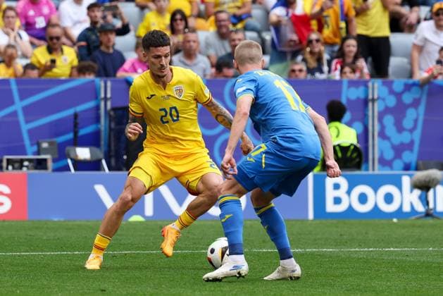 im Zweikampf, Aktion, mit Dennis Man 20 (Romaenien), Oleksandr Zinchenko 17 (Ukarine), Rumaenien vs. Ukraine Fussball, UEFA EURO, EM, Europameisterschaft,Fussball 2024, Gruppenphase, 1. Spieltag, 17.06.2024 Muenchen Bayern Deutschland