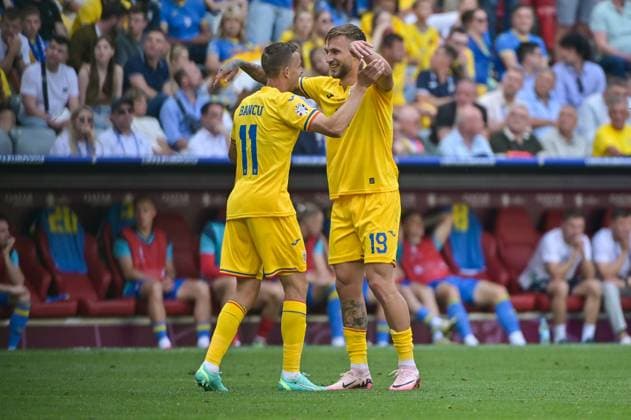 Bild zeigt: Torjubel Rumänien, Bancu (11, Rumänien), Dragus (19, Rumänien), 17.06.2024, München, Fussball, Europameisterschaft, Rumänien - Ukraine, EVENT REGULATIONS PROHIBIT ANY USE OF PHOTOGRAPHS AS IMAGE SEQUENCES AND OR QUASI-VIDEO.
