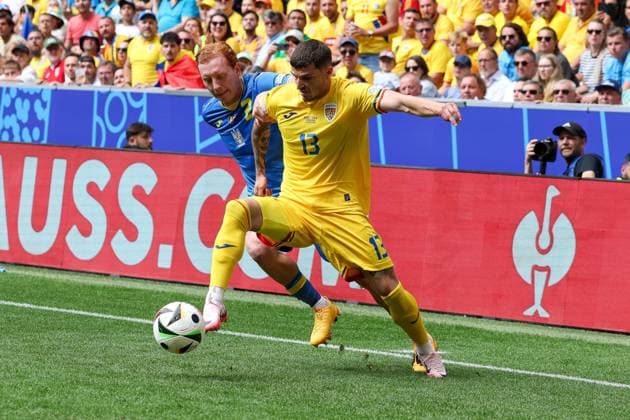 im Zweikampf, Aktion, mit Yukhym Konoplya 2 (Ukarine), Valentin Mihaila 13 (Romaenien), Rumaenien vs. Ukraine Fussball, UEFA EURO, EM, Europameisterschaft,Fussball 2024, Gruppenphase, 1. Spieltag, 17.06.2024 Muenchen Bayern Deutschland