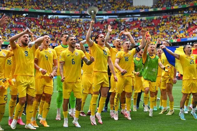 Schlussjubel,Teamfoto,Team, Ianis HAGI (ROM) mit Megaphon, Jubel,Freude,Begeisterung,Aktion. Gruppenphase Gruppe C Rumaenien (ROU) - Ukraine (UKR) 3-0, am 17.06.2024 Fussball Arena Muenchen, Fussball UEFA EURO, EM, Europameisterschaft,Fussball 2024 GERMANY vom 14.06.2024 - 14.07.2024.