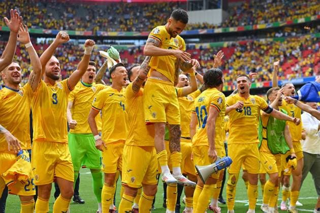 Schlussjubel,Teamfoto,Team, Mannschaft,Mannschaftsfoto, oben:Marius MARIN (ROM), Jubel,Freude,Begeisterung,Aktion. Gruppenphase Gruppe C Rumaenien (ROU) - Ukraine (UKR) 3-0, am 17.06.2024 Fussball Arena Muenchen, Fussball UEFA EURO, EM, Europameisterschaft,Fussball 2024 GERMANY vom 14.06.2024 - 14.07.2024.