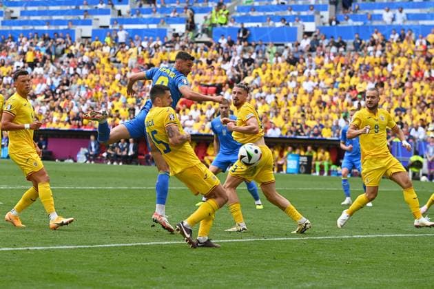 Roman YAREMCHUK (UKR), Kopfball,Aktion,Zweikampf gegen Andrei BURCA (ROM,li) und Radu DRAGUSIN (ROM), re:George PUSCAS (ROM). Gruppenphase Gruppe C Rumaenien (ROU) - Ukraine (UKR) 3-0, am 17.06.2024 Fussball Arena Muenchen, Fussball UEFA EURO, EM, Europameisterschaft,Fussball 2024 GERMANY vom 14.06.2024 - 14.07.2024.