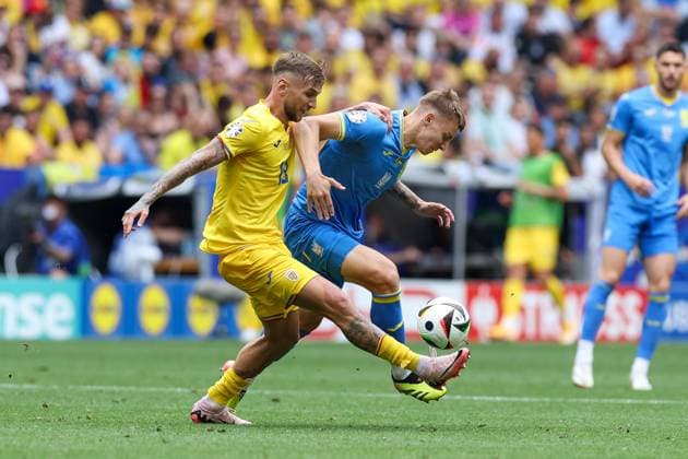 im Zweikampf, Aktion, mit Denis Dragus 19 (Romaenien), Volodymyr Brazhko 18 (Ukarine), Rumaenien vs. Ukraine Fussball, UEFA EURO, EM, Europameisterschaft,Fussball 2024, Gruppenphase, 1. Spieltag, 17.06.2024 Muenchen Bayern Deutschland