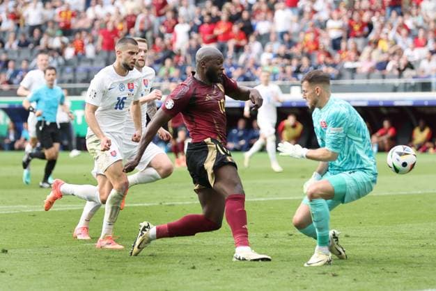 Romelu Lukaku of Belgium and Martin Dubravka of Slovakia Belgium v Slovakia, UEFA European Championship, EM, Europameisterschaft 2024, Group E, Football, Frankfurt Arena, Frankfurt, Germany, 17 Jun 2024 EDITORIAL USE ONLY No use with unauthorised audio, video, data, fixture lists, club league logos or live services. Online in-match use limited to 120 images, no video emulation. No use in betting, games or single club league player publications. Copyright: xPaulxCurrie Shutterstockx 14539658bj