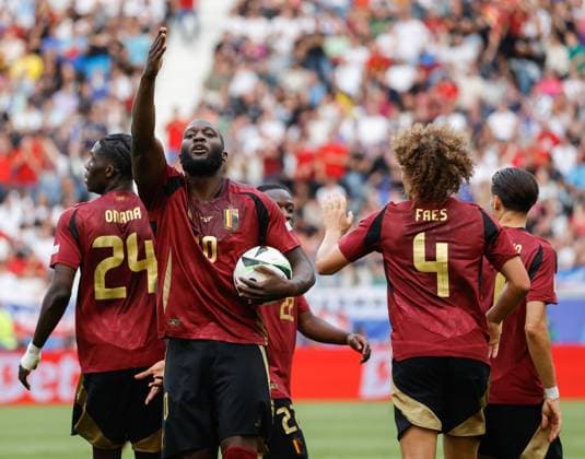 Im Bild: v.li. Amadou Onana (Belgium, 24), Romelu Lukaku (Belgium, 10), Jérémy Doku (Belgium, 22), Wout Faes (Belgium, 4) und Yannick Carrasco (Belgium, 11), Tor zum 1:1, Jubel 17.06.2024, Belgien vs. Slowakei, Europameisterschaft 2024, 1. Spieltag, Deutschland, Frankfurt am Main, Deutsche Bank Park, DFL REGULATIONS PROHIBIT ANY USE OF PHOTOGRAPHS AS IMAGE SEQUENCES AND OR QUASI-VIDEO. Copyright: HMBxMedia xJulienxBecker