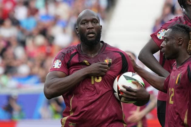 Jubel Romelu Lukaku (Belgien, Belgium, Belgie, Belgique, 10) nach dem Tor von Amadou Onana (Belgien, Belgium, Belgie, Belgique, 24). Oana trifft per Kopfball, aber Romelu Lukaku (Belgien, Belgium, Belgie, Belgique, 10) steht im Abseits und der VAR erkennt das Tor nicht an - Frankfurt 17.06.2024: Belgien vs Slowakei, EURO2024 M9, Gruppe E, EM-Arena Frankfurt