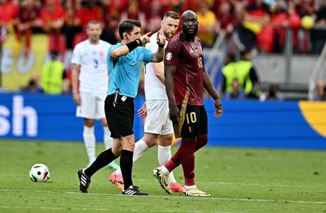 17.06.2024, xscotx, Fussball EM 2024, Belgien - Slowakei, emspor, v.l. Referee Schiedsrichter Halil Umut Meler (Türkei Tuerkei) gibt Anweisungen, gestikuliert, mit den Armen gestikulieren gives instructions, gesticulate, gesticolando Videobeweis Video Assist Video Beweis TV Beweis, Romelu Lukaku Bolingoli (Belgien Belgische Fußballnationalmannschaft Equipe de Belgique de football) Frankfurt am Main