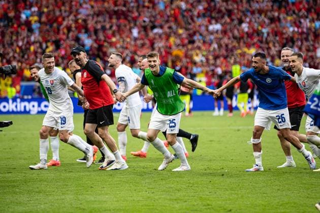 Endstand 0:1 Slovakia besiegt Belgien Mega Jubel im Team von Slovakei Sebastian Kosa (Slovakei 25), Ivan Schranz (Slovakei 26), Juraj Kuco (Slovakei 19) GER, Belgium (BEL) vs. Slovakia (SVK), Fussball Europameisterschaft, UEFA EURO, EM, Europameisterschaft,Fussball 2024, Gruppe E, 1. Spieltag, 17.06.2024 DFB DFL REGULATIONS PROHIBIT ANY USE OF PHOTOGRAPHS AS IMAGE SEQUENCES AND OR QUASI-VIDEO GER, Belgium (BEL) vs. Slovakia (SVK), Fussball Europameisterschaft, UEFA EURO 2024, Gruppe E, 1. Spieltag, 17.06.2024 Frankfurt Copyright: xEibner-Pressefoto RogerxBuerkex EP