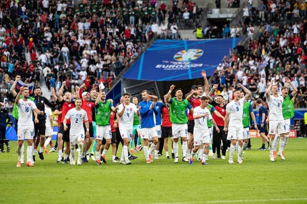 Endstand 0:1 Slovakia besiegt Belgien Mega Jubel im Team von Slovakei GER, Belgium (BEL) vs. Slovakia (SVK), Fussball Europameisterschaft, UEFA EURO, EM, Europameisterschaft,Fussball 2024, Gruppe E, 1. Spieltag, 17.06.2024 DFB DFL REGULATIONS PROHIBIT ANY USE OF PHOTOGRAPHS AS IMAGE SEQUENCES AND OR QUASI-VIDEO GER, Belgium (BEL) vs. Slovakia (SVK), Fussball Europameisterschaft, UEFA EURO 2024, Gruppe E, 1. Spieltag, 17.06.2024 Frankfurt Copyright: xEibner-Pressefoto RogerxBuerkex EP