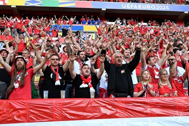 17.06.2024, xjhx, Fussball EM 2024, Österreich - Frankreich emspor, v.l. Emotionen, Fans, Stimmung, Fahnen, Logo, Österreich, Zuschauer, Trikots (DFL DFB REGULATIONS PROHIBIT ANY USE OF PHOTOGRAPHS as IMAGE SEQUENCES and or QUASI-VIDEO) Düsseldorf