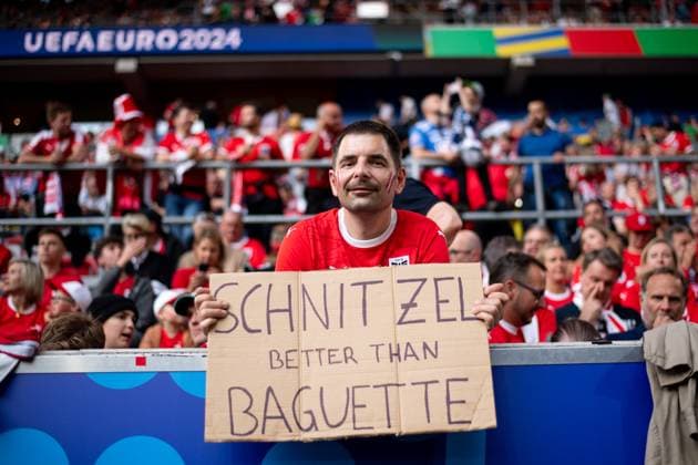 Sport Bilder des Tages Fans von Oesterreich mit Schild Schnitzel better than Baguette, GER, Austria (AUT) vs France (FRA), Fussball Europameisterschaft, UEFA EURO, EM, Europameisterschaft,Fussball 2024, Gruppe D, 1. Spieltag, 17.06.2024 GER, Austria (AUT) vs France (FRA), Fussball Europameisterschaft, UEFA EURO 2024, Gruppe D, 1. Spieltag, 17.06.2024 Duesseldorf Copyright: xEibner-Pressefoto Memmlerx EP_MMR
