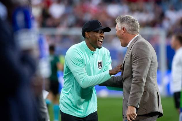 David Alaba (Oesterreich, Betreuer) lacht mit Bastian Schweinsteiger (Deutschland, ARD TV Experte, Ex Nationalspieler), GER, Austria (AUT) vs France (FRA), Fussball Europameisterschaft, UEFA EURO, EM, Europameisterschaft,Fussball 2024, Gruppe D, 1. Spieltag, 17.06.2024 GER, Austria (AUT) vs France (FRA), Fussball Europameisterschaft, UEFA EURO 2024, Gruppe D, 1. Spieltag, 17.06.2024 Duesseldorf Copyright: xEibner-Pressefoto Memmlerx EP_MMR