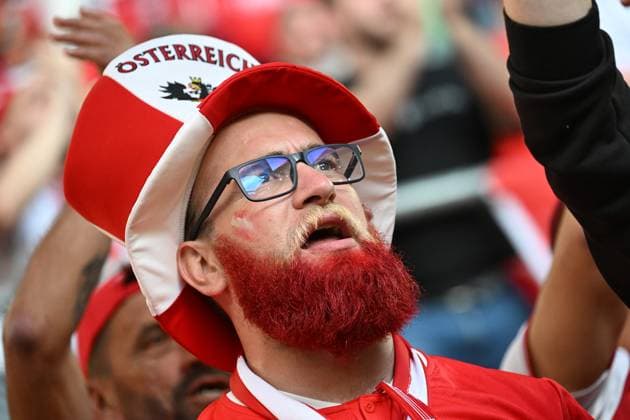 17.06.2024, xjhx, Fussball EM 2024, Österreich - Frankreich emspor, v.l. Emotionen, Fans, Stimmung, Fahnen, Logo, Österreich, Zuschauer, Trikots (DFL DFB REGULATIONS PROHIBIT ANY USE OF PHOTOGRAPHS as IMAGE SEQUENCES and or QUASI-VIDEO) Düsseldorf