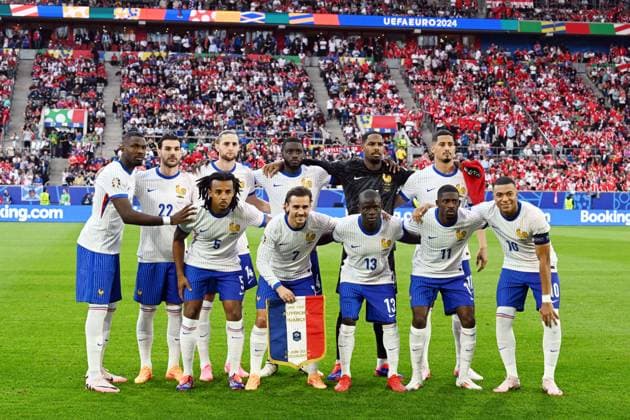 DUSSELDORF - Front row (l-r) Jules Kounde of France, Antoine Griezmann of France, N Golo Kante of France, Ousmane Dembele of France, Kylian Mbappe of France. Back row (l-r) Marcus Thuram of France, Theo Hernandez of France, Adrien Rabiot of France, Dayot Upamecano of France, France goalkeeper Mike Maignan, William Saliba of France during the UEFA EURO, EM, Europameisterschaft,Fussball 2024 group D match between Austria and France at the Esprit Arena on June 17, 2024 in Dusseldorf, Germany. ANP Hollandse Hoogte UEFA EURO 2024 2024 xVIxANPxSportx xxANPxIVx 501351563 originalFilename: 501351563.jpg