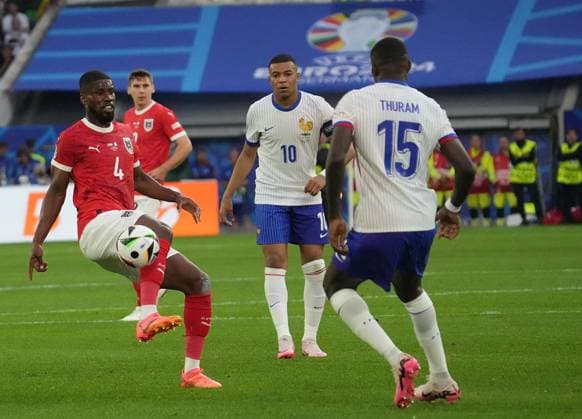 GER, EM UEFA 2024, Group D, Austria vs France 17.06.2024, Düsseldorf Arena, Düsseldorf, GER, EM UEFA 2024, Group D, Austria vs France, im Bild Kevin Danso (Austria), Marcus Thuram (France), Kylian Mbappà (France)