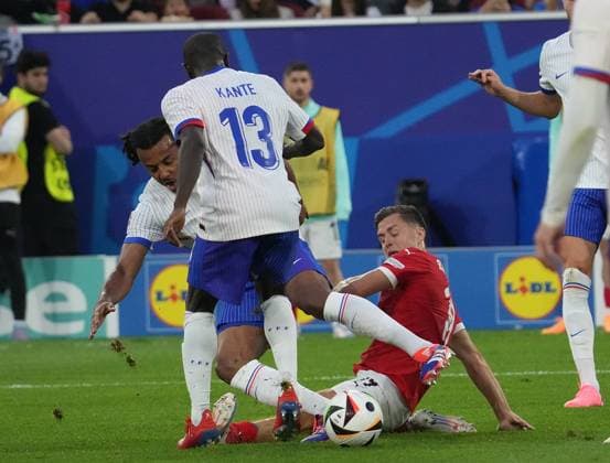 GER, EM UEFA 2024, Group D, Austria vs France 17.06.2024, Düsseldorf Arena, Düsseldorf, GER, EM UEFA 2024, Group D, Austria vs France, im Bild N Golo Kantà (France), Jules Koundà (France), Christoph Baumgartner (Austria)