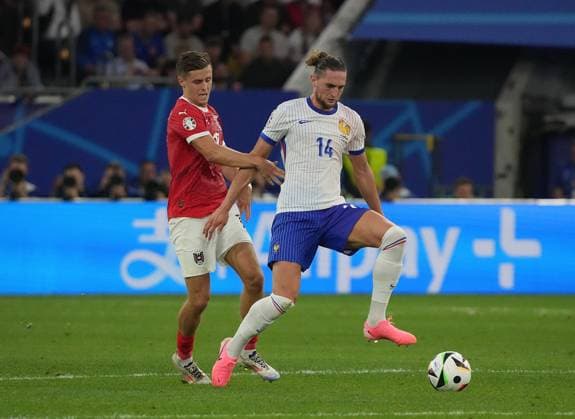GER, EM UEFA 2024, Group D, Austria vs France 17.06.2024, Düsseldorf Arena, Düsseldorf, GER, EM UEFA 2024, Group D, Austria vs France, im Bild Christoph Baumgartner (Austria), Adrien Rabiot (France)